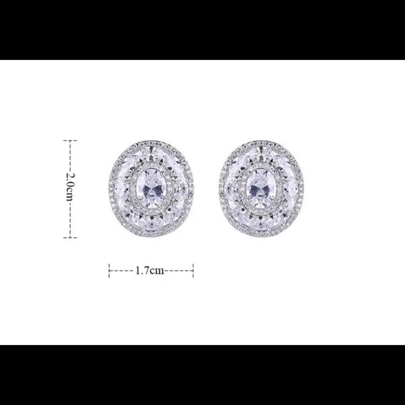 - Gorgeous emerald and ruby studs with Swarovski elements - Picture 3 of 11